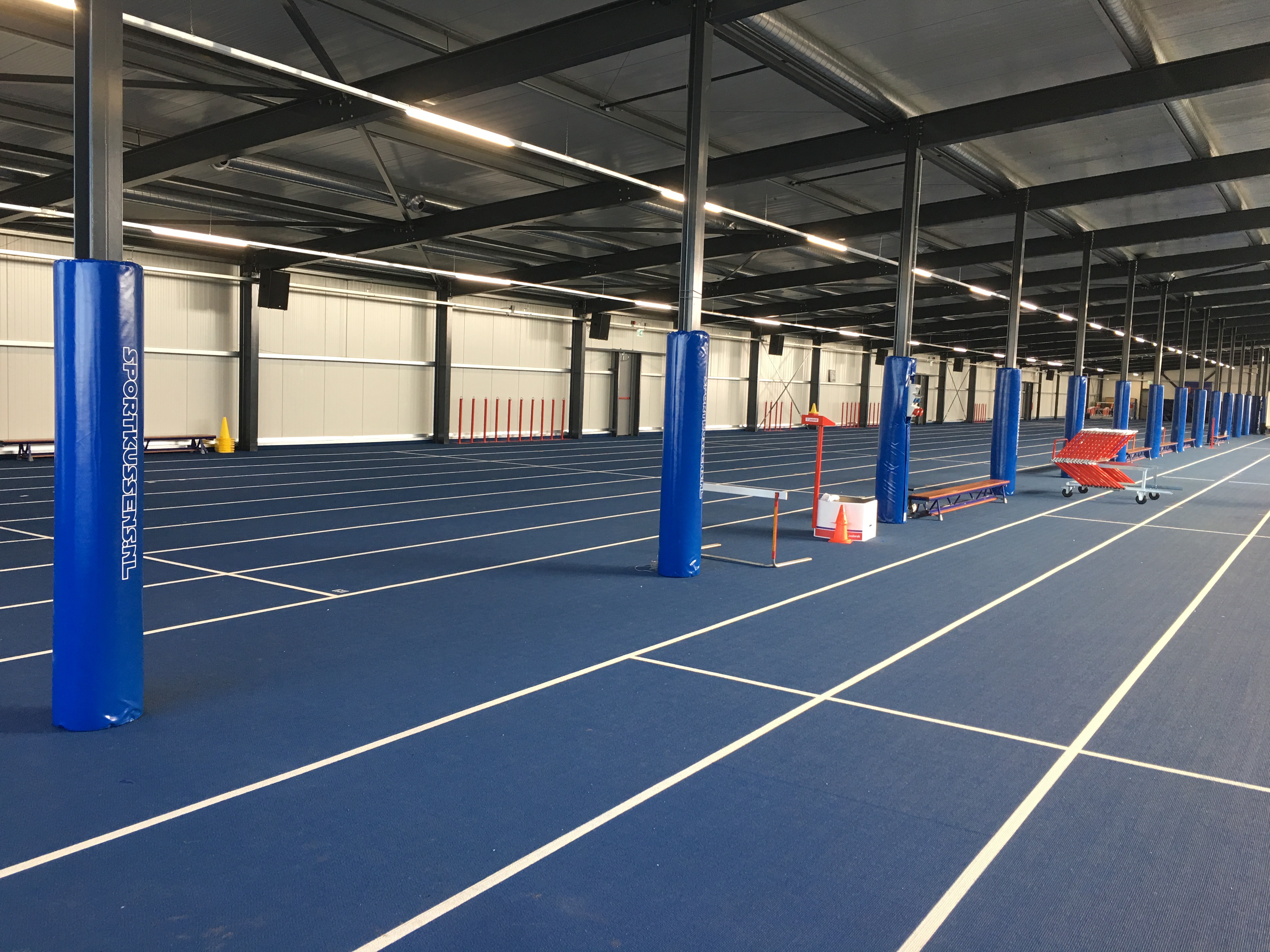 18 paalprotecties op indoor atletiekbaan Lycurgus